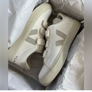 1 size 6 🔹NEW IN BOX Veja Recife sneakers